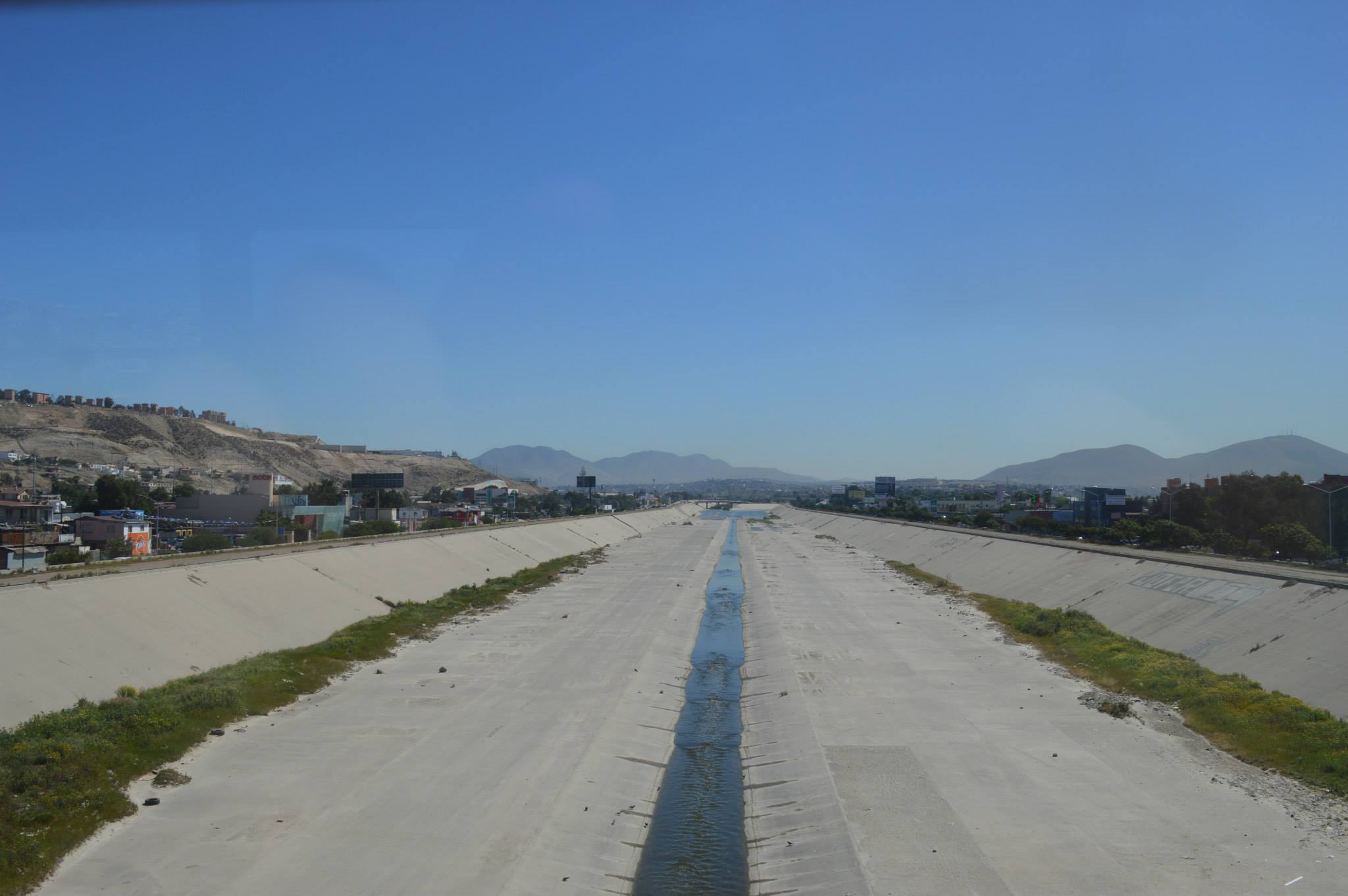 Canalización del río Tijuana, lugar indicado para grabar un video musical