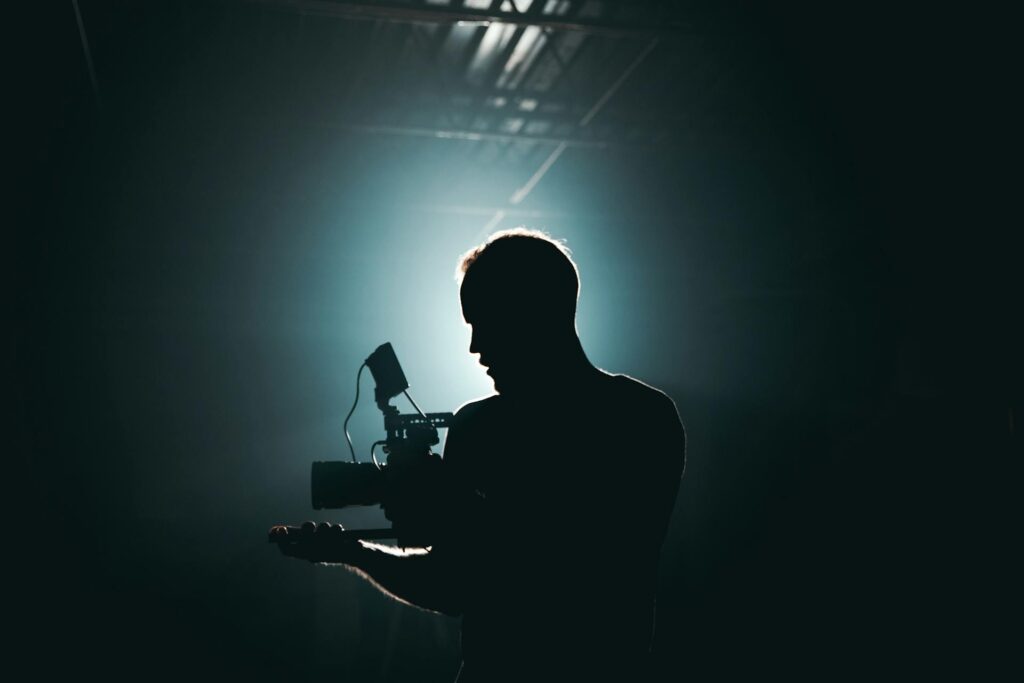 Persona cargando una cámara para grabar un Video Musical