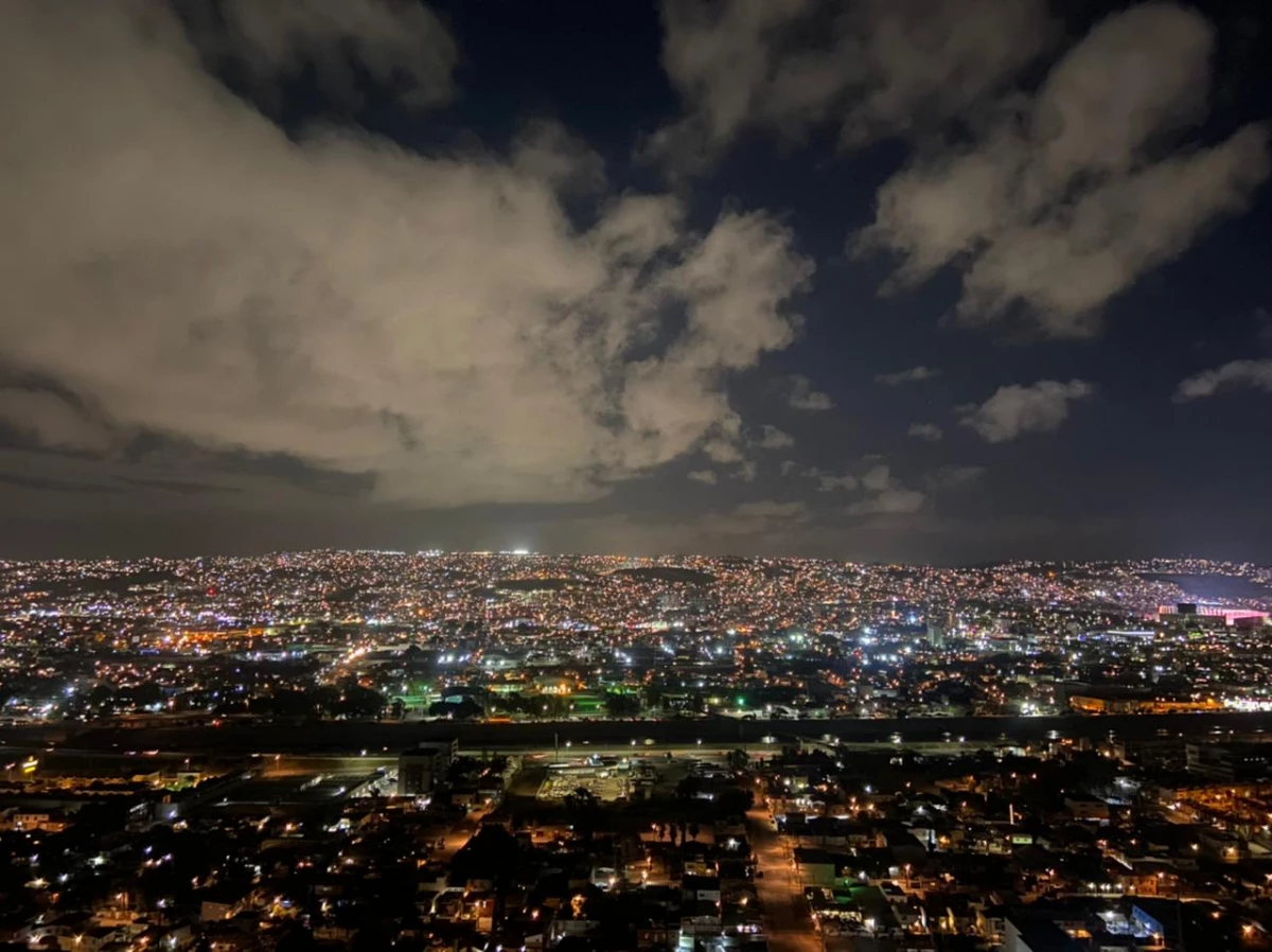 Vista rampa 20 de noviembre de noche, lugar para grabar videos musicales